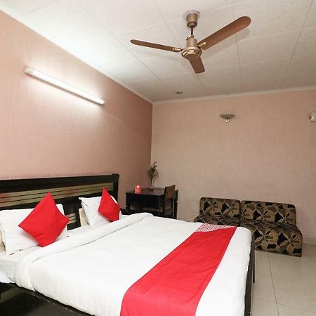 Oyo 24672 Bharat Guest House Дели Экстерьер фото