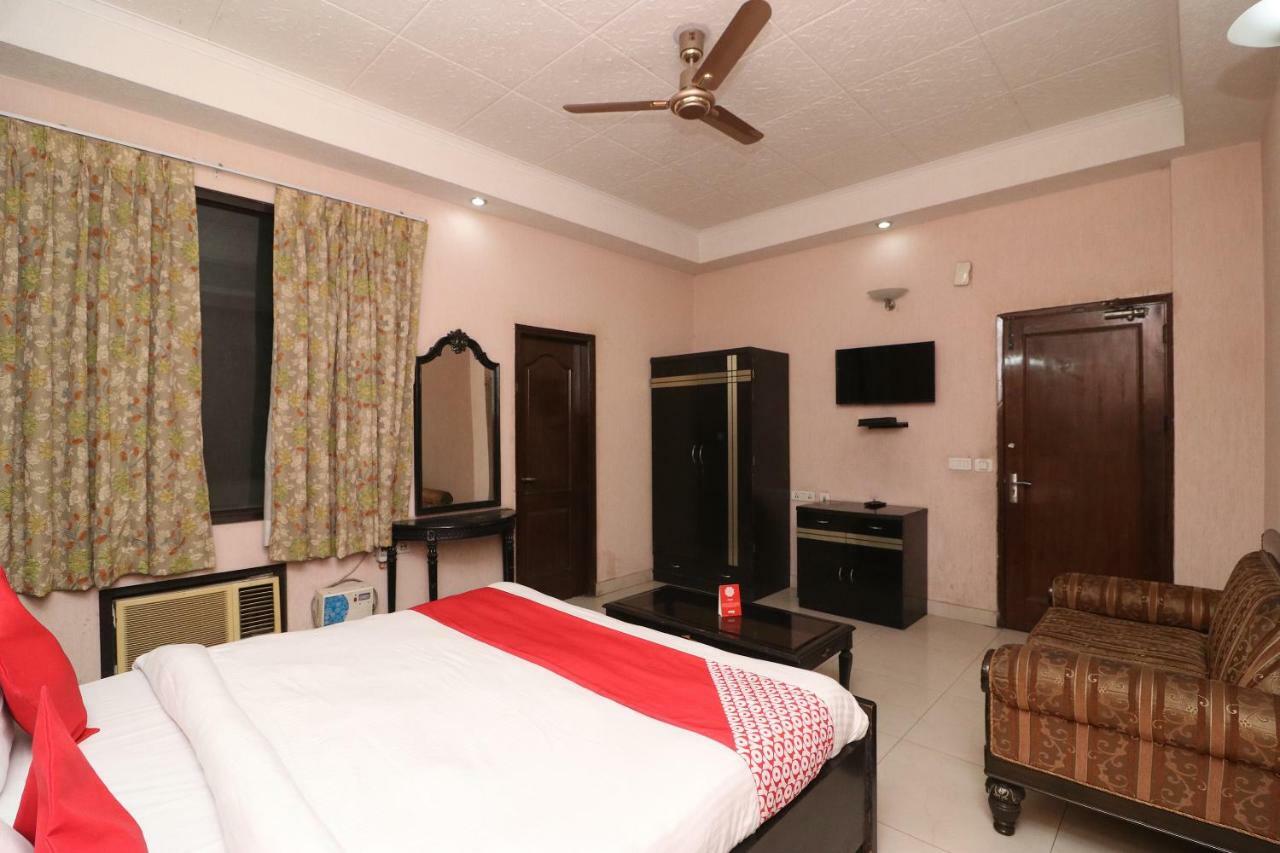 Oyo 24672 Bharat Guest House Дели Экстерьер фото