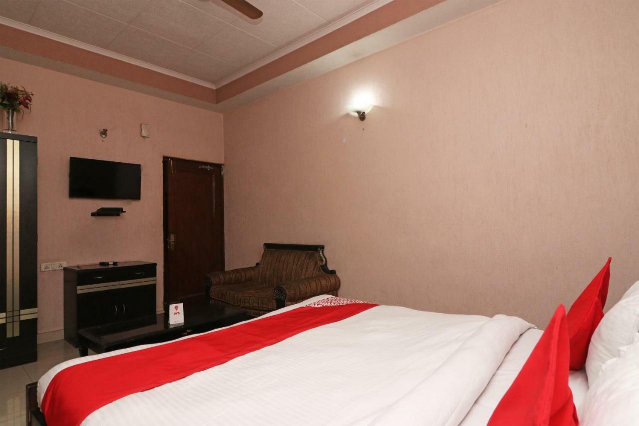 Oyo 24672 Bharat Guest House Дели Экстерьер фото
